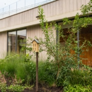 Vogelhuisje in een groene bedrijfstuin