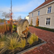 Oude molensteen hergebruikt in de tuin