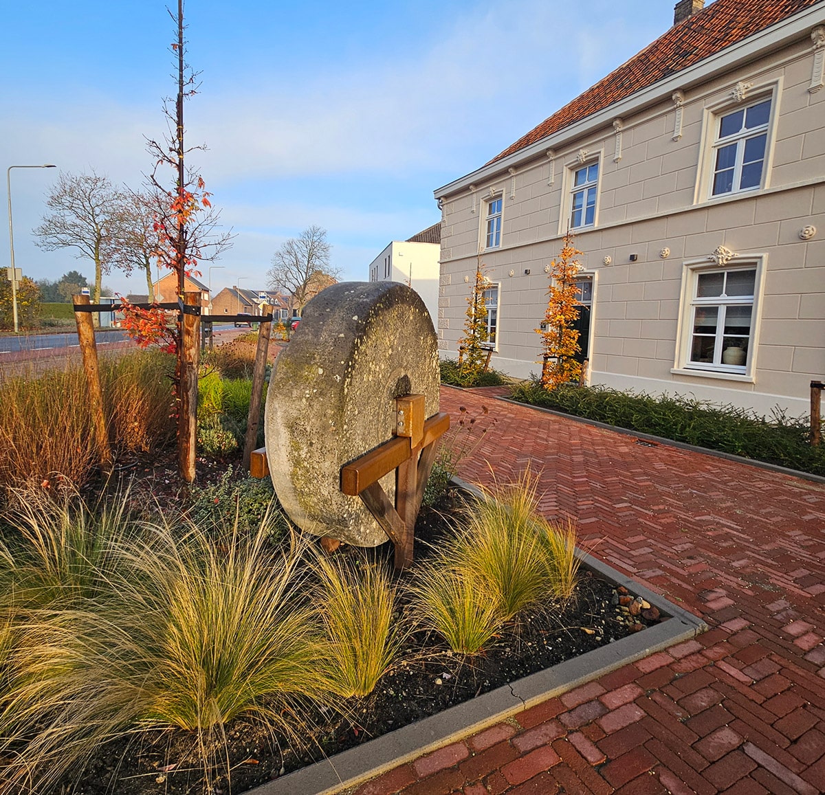Oude molensteen hergebruikt in de tuin