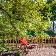 Prachtige zitplek onder eeuwenoude notenboom