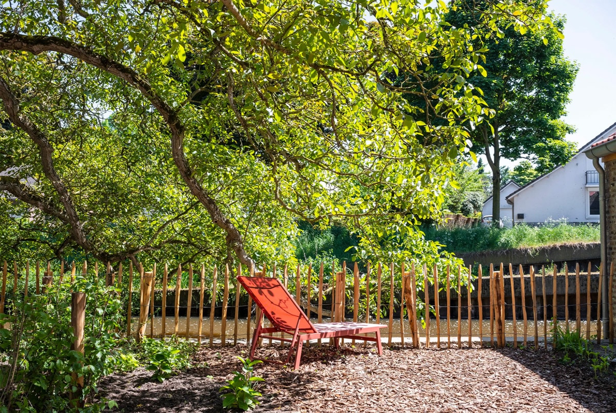 Prachtige zitplek onder eeuwenoude notenboom
