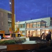 Hijswerkzaamheden bij de aanleg van een daktuin