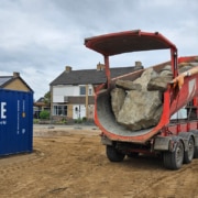 Levering van stenen voor een natuurlijke keerwand