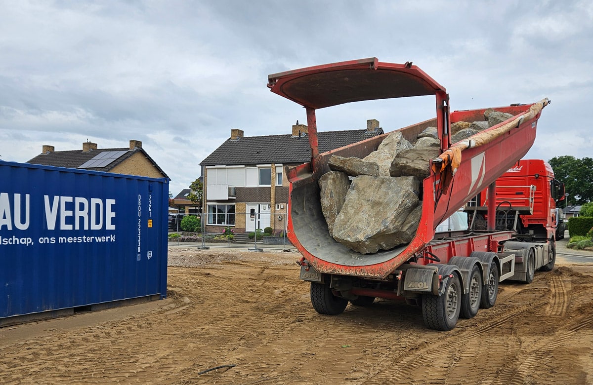 Levering van stenen voor een natuurlijke keerwand