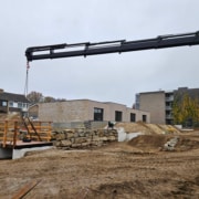 Plaatsen van een houten brug over een wadi