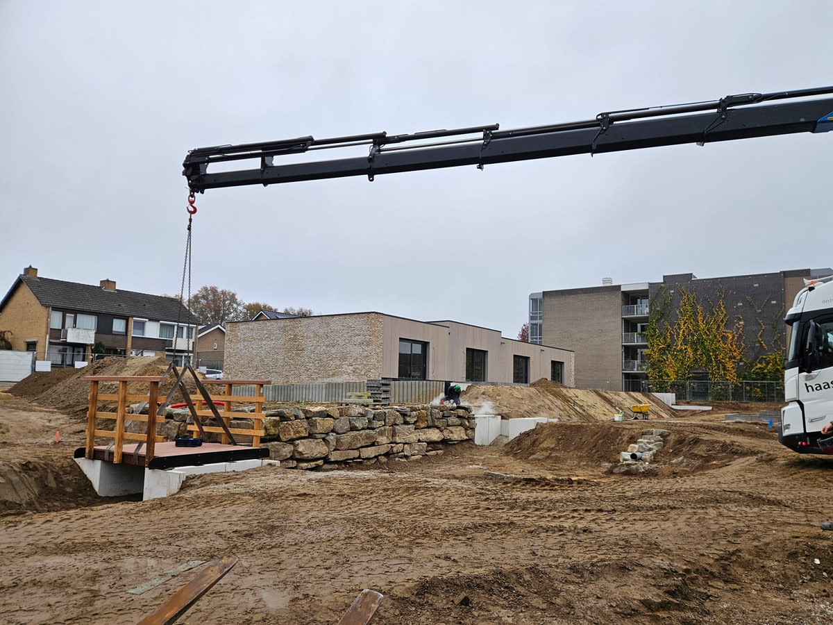 Plaatsen van een houten brug over een wadi