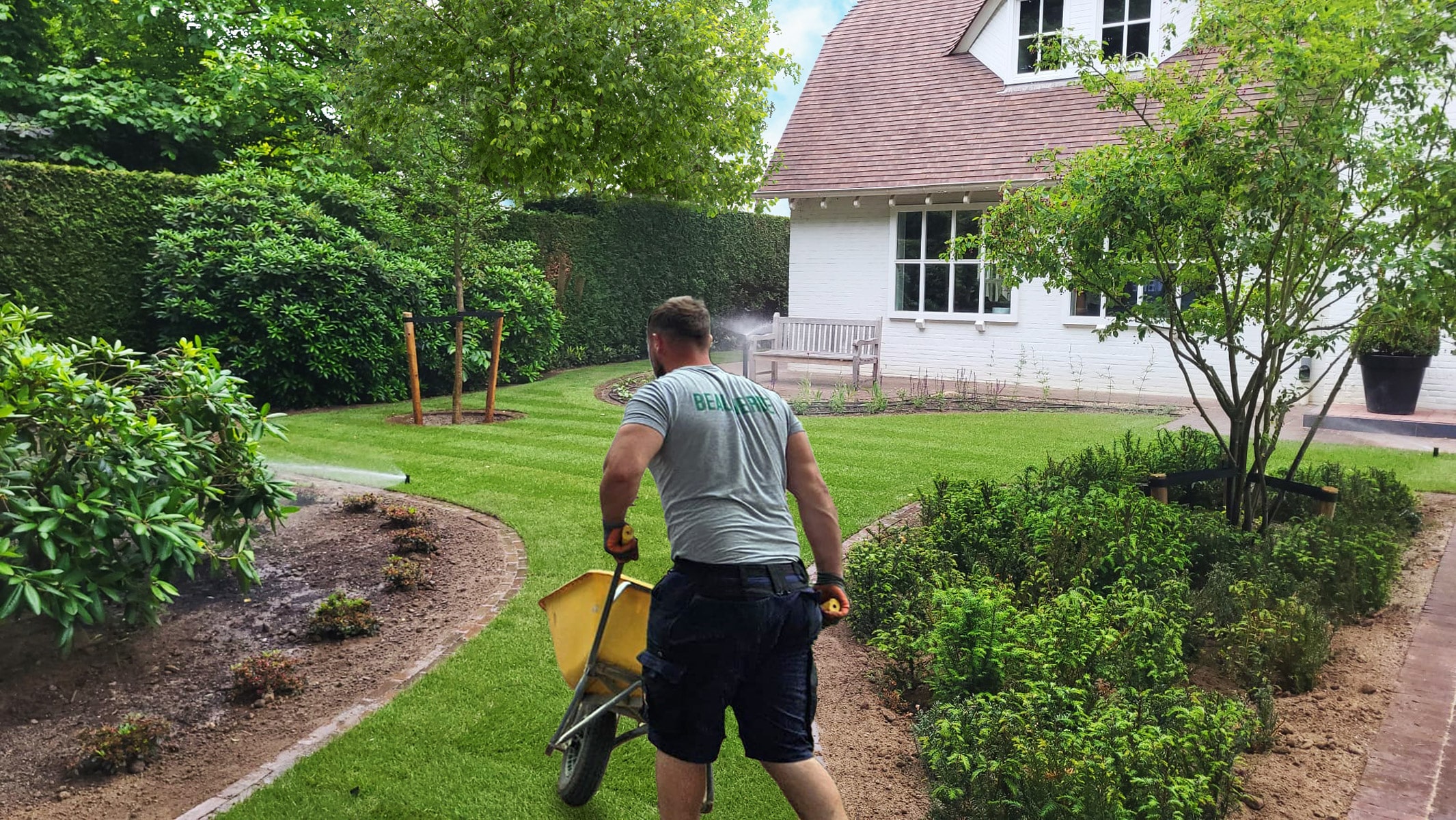Groen onderhoud van een villatuin