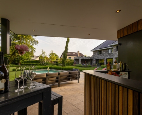Poolhouse met bar en buitenkeuken