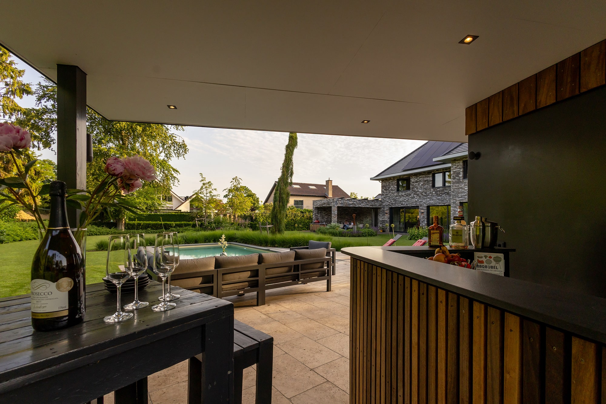 Poolhouse met bar en buitenkeuken