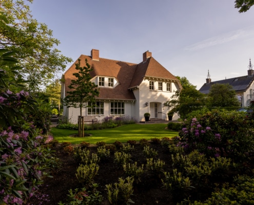 Statige villa met bosrijke tuin