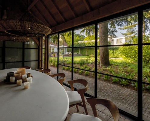 Uitzicht over de tuin vanuit het buitenverblijf
