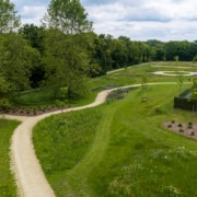 Park met kronkelende paden en bloeiende planten