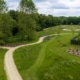 Park met kronkelende paden en bloeiende planten