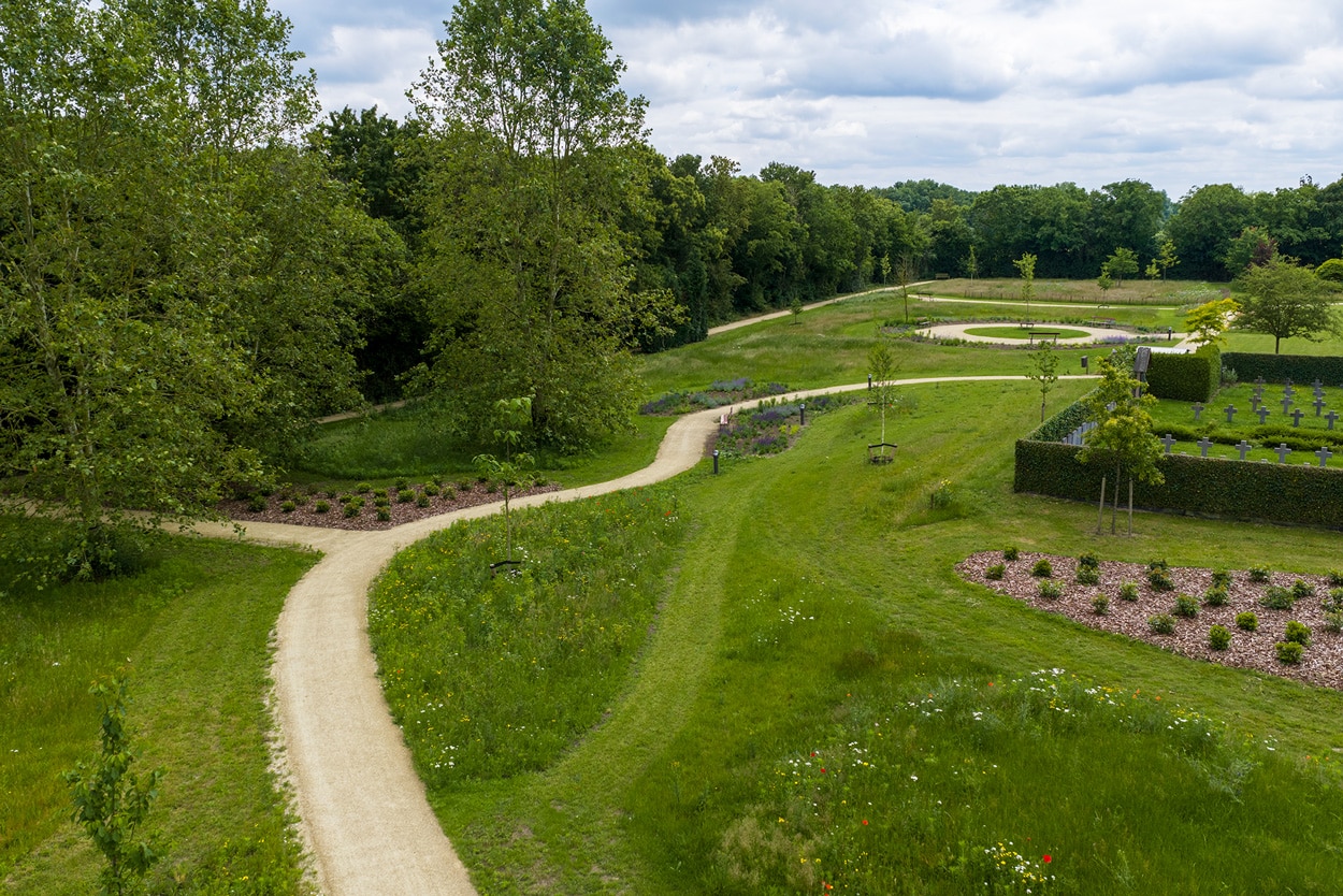 Park met kronkelende paden en bloeiende planten