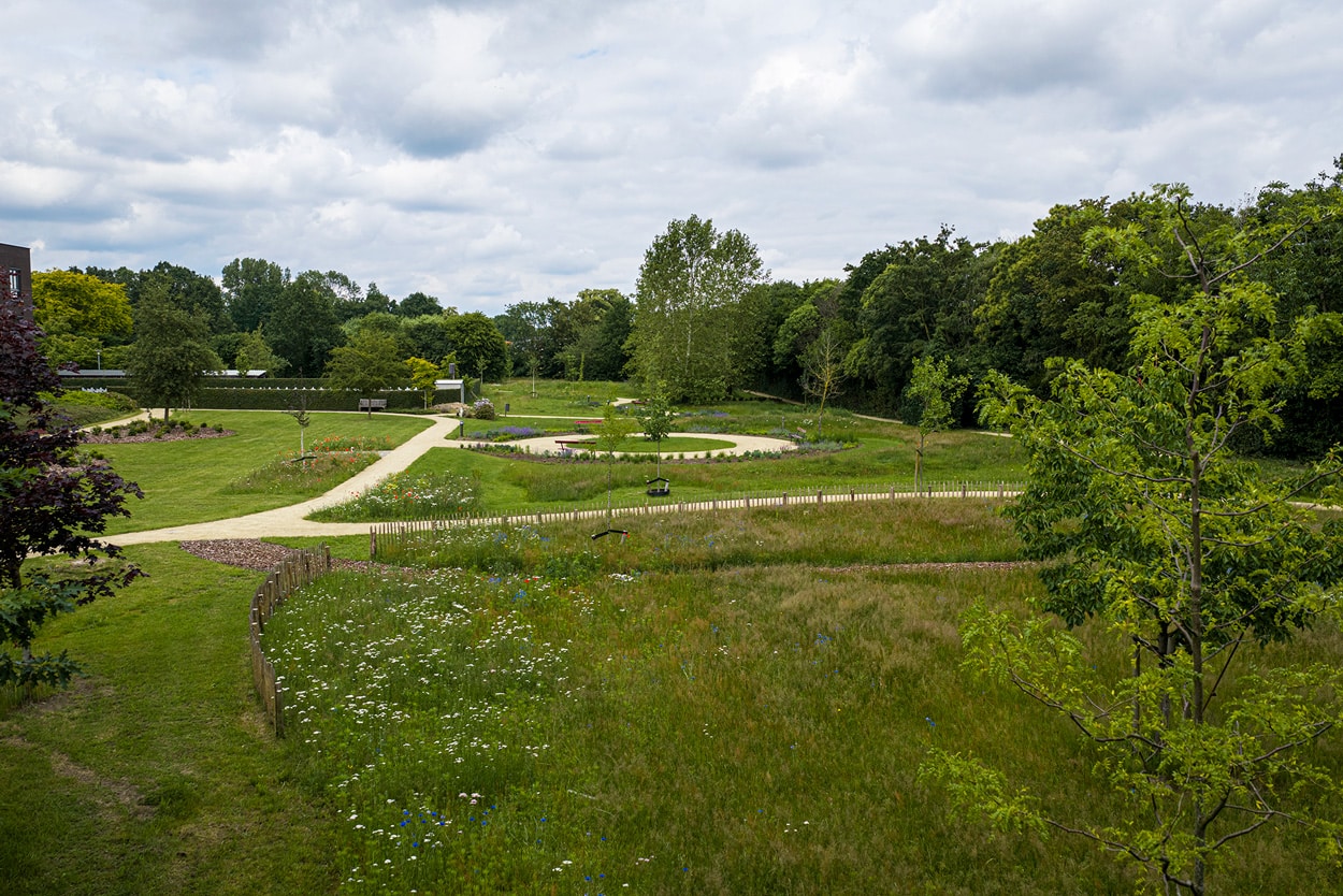 Weids uitzicht over de parktuin